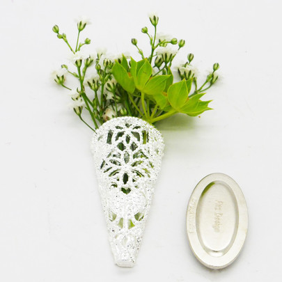 Boutonnière dentelle Argentée forme cône avec aimant
