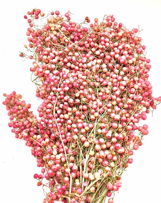  Grappes de baies de poivre rose.