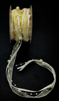 Ruban de satin sur guirlande de Perles ivoire