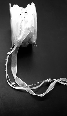 Ruban de satin sur guirlande de Perles argent