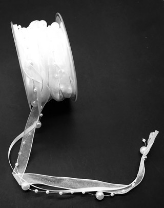 Ruban de satin sur guirlande de Perles blanche.