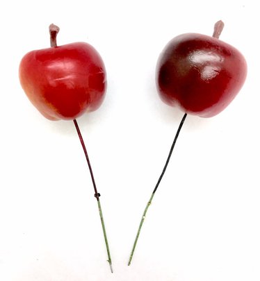 Pomme Rouge artificielle sur pique par 2 pièces
