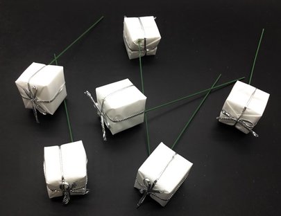 Paquet cadeau blanc sur pique x 6