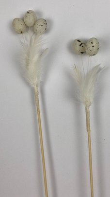 Lot de 2 oeufs blancs avec plumes sur pique.Paques..